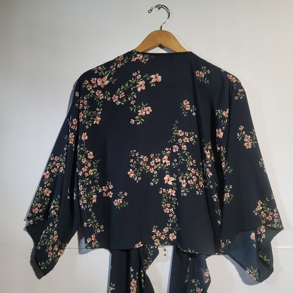 Olivaceous Lightweight Boho Navy Floral Batwing Kimono Size Small - Picture 3 of 6
